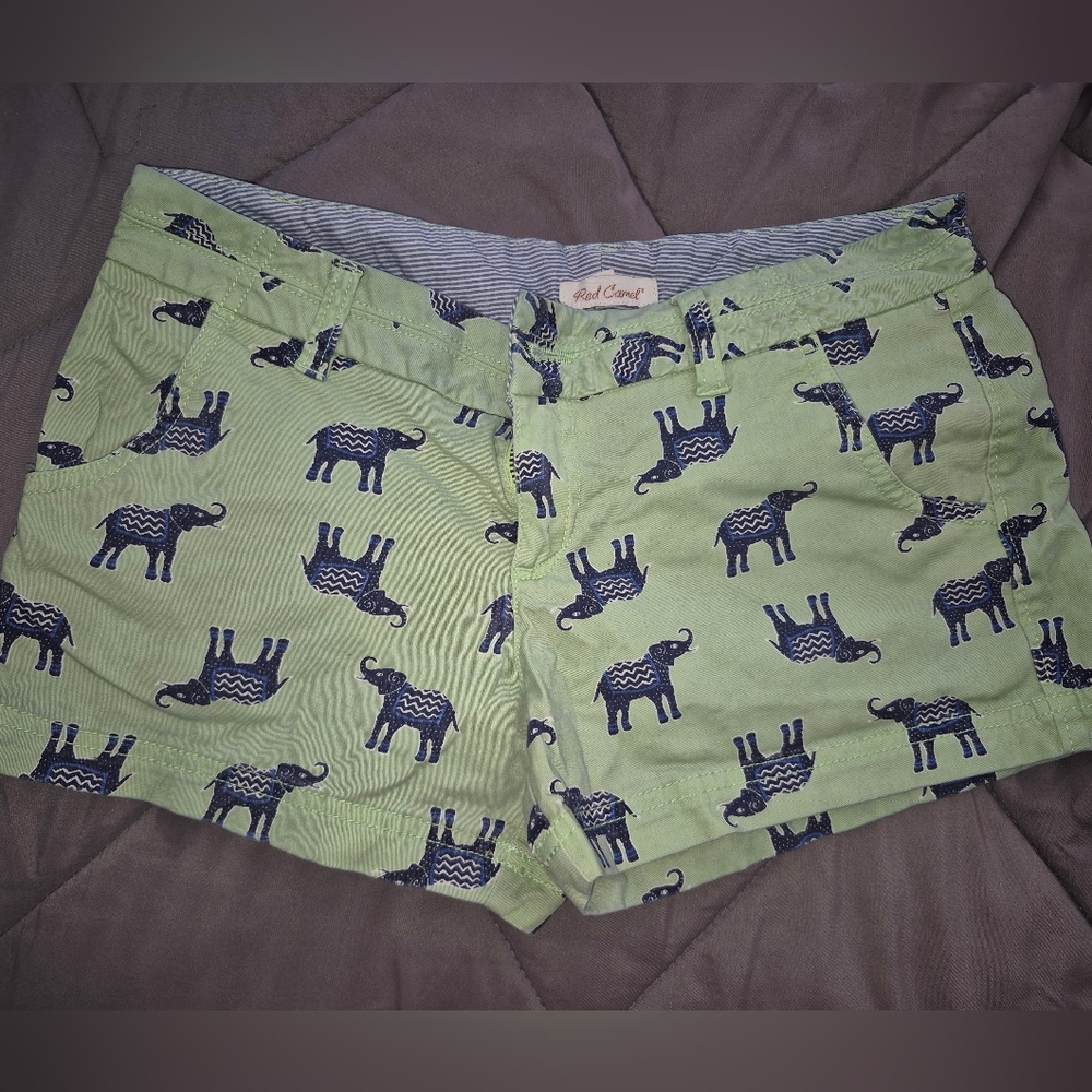 Red Camel Green Elephant Print Women's Shorts